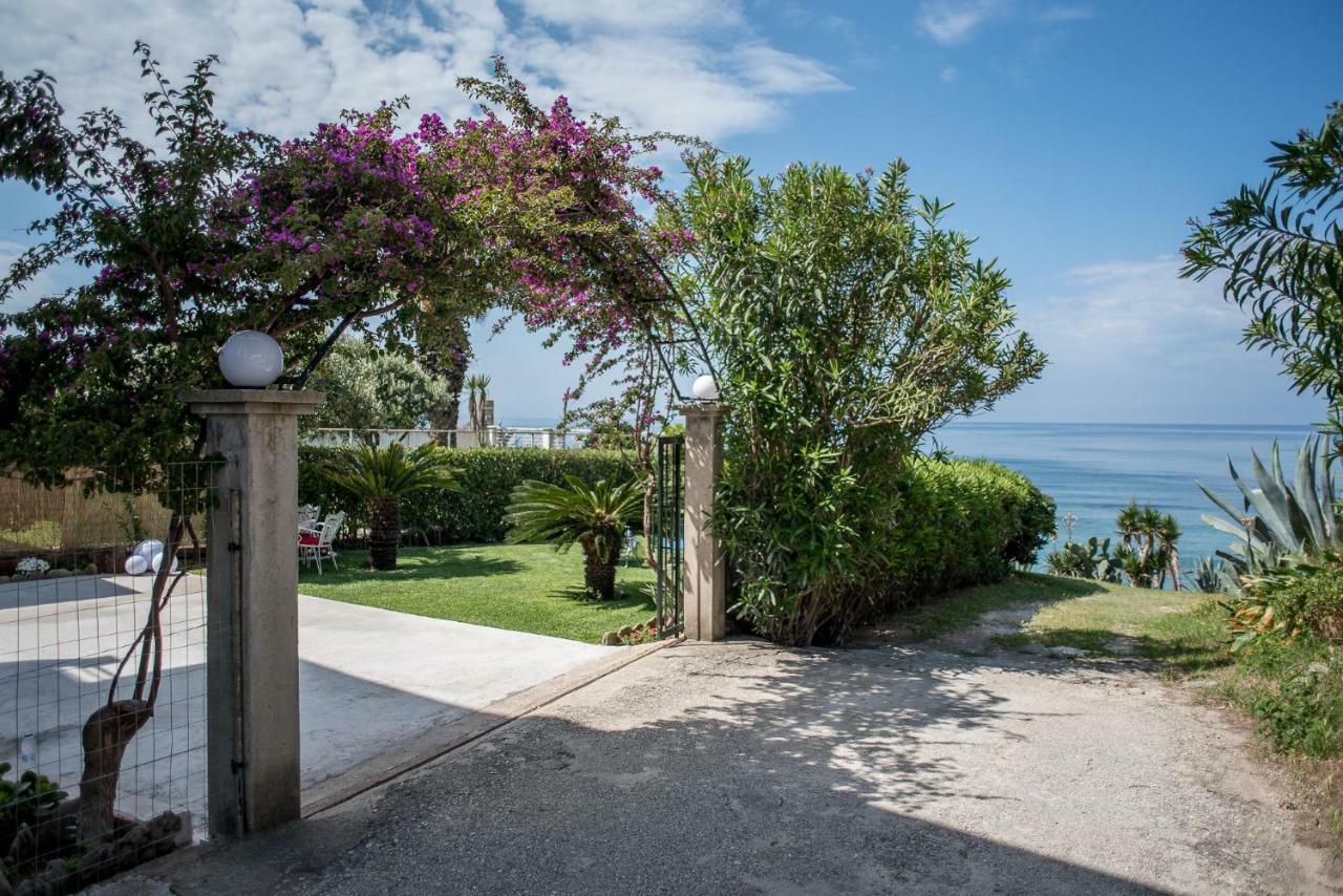 Oikia Eleanthi - Beachfront Garden Home! 米提卡斯 外观 照片